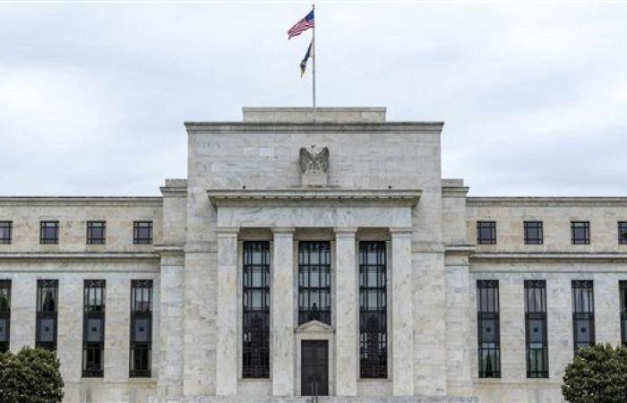 بنك الاحتياطي الفيدرالي الأمريكي يقترب من تثبيت أسعار الفائدة باجتماع مايو