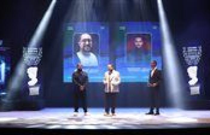 إهداء درع مهرجان الإسكندرية للفيلم القصير إلى الفنان سيف الحسناوي