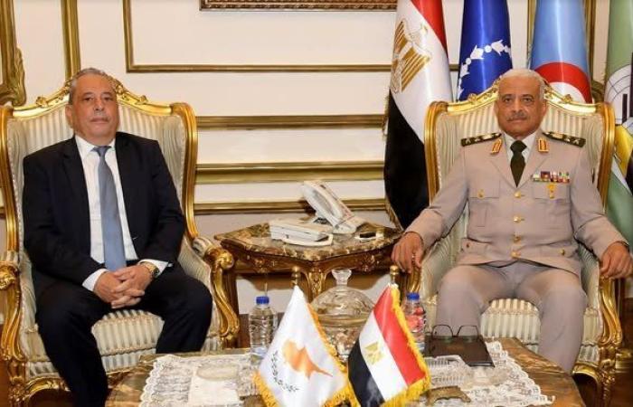 وزير الدفاع يبحث مع نظيره القبرصي سبل دعم علاقات التعاون العسكري